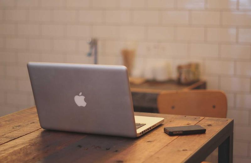Laptop abierta en una mesa de un espacio de trabajo luminoso